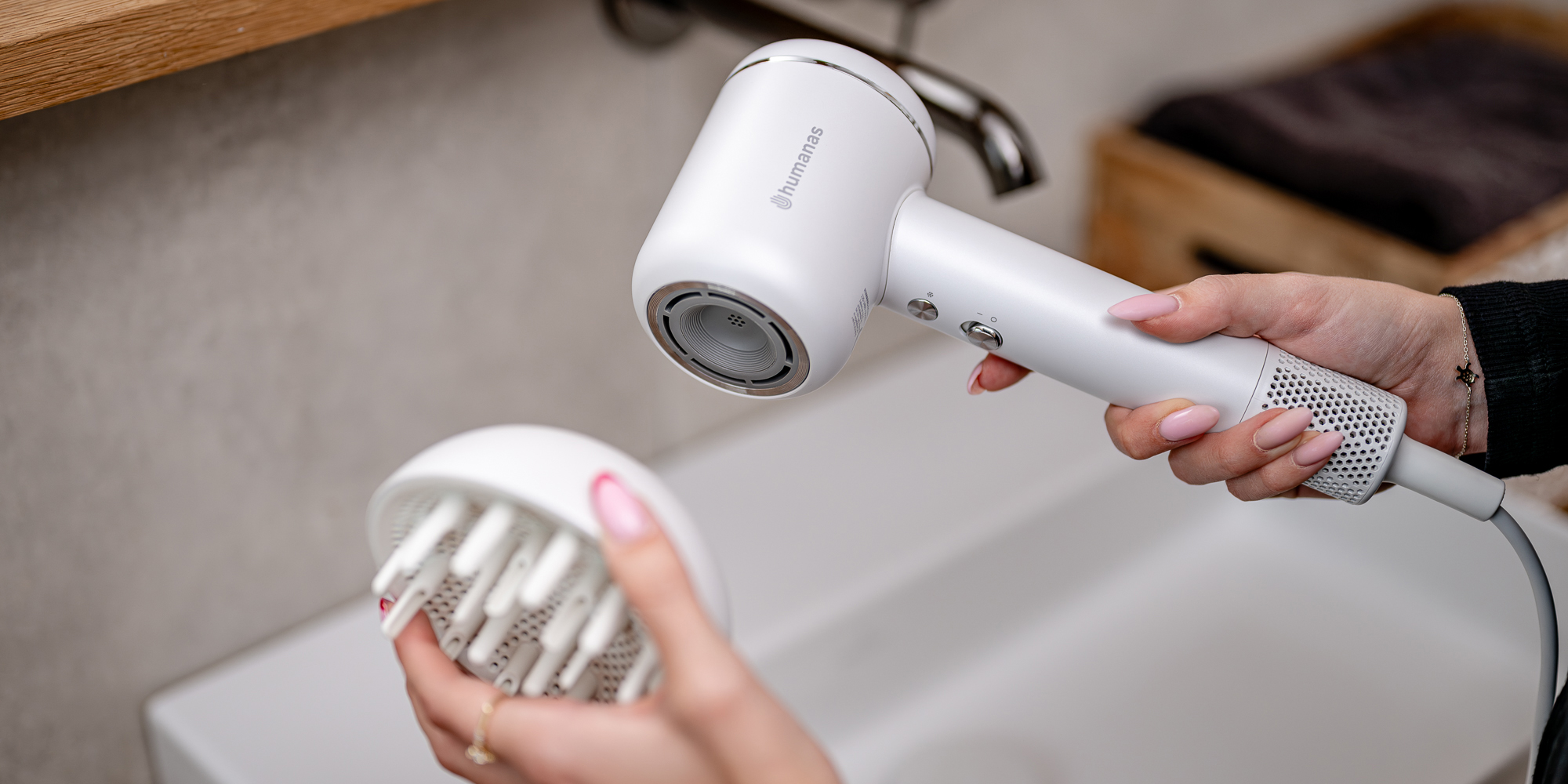 Suszarka do włosów z funkcją jonizowania Humanas AirTouch HD-AT06 - biała